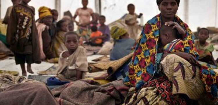 Kongo: Frau im Flüchtlingszelt