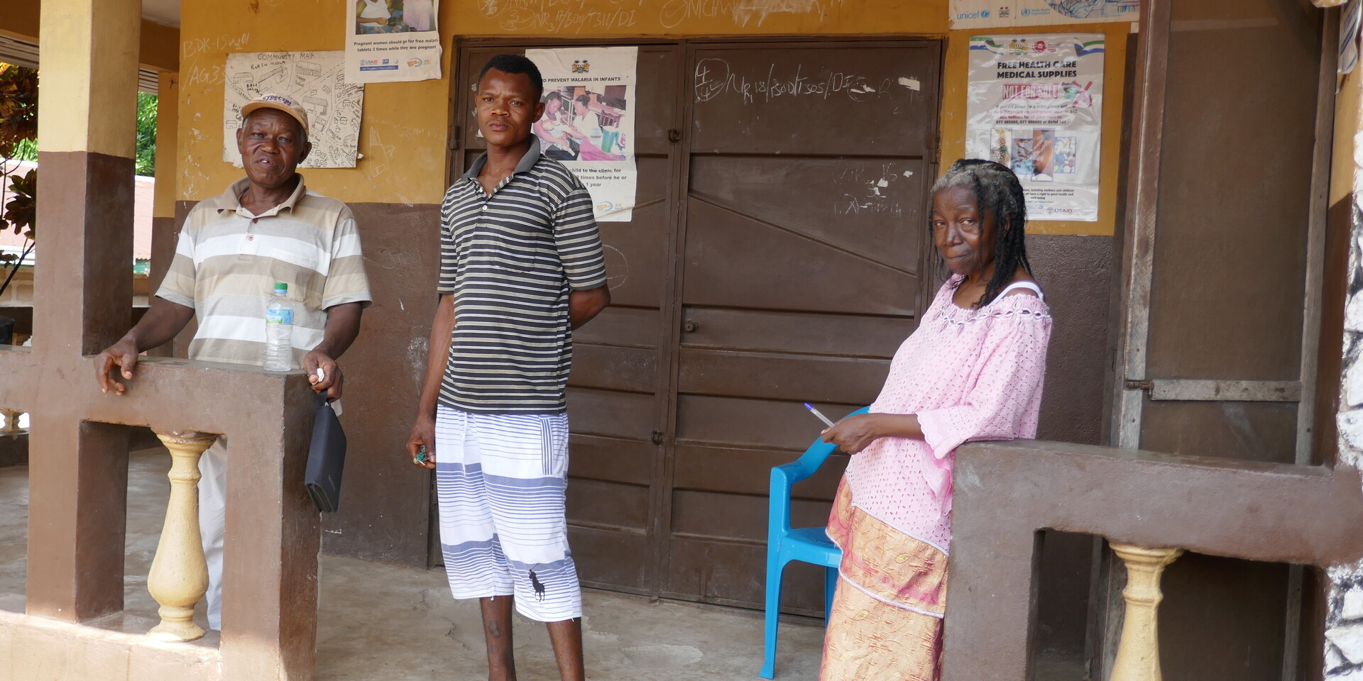 Die Hebamme Theresa Mansaray und Kollegen vor der Geburtsklinik in Sierra Leone