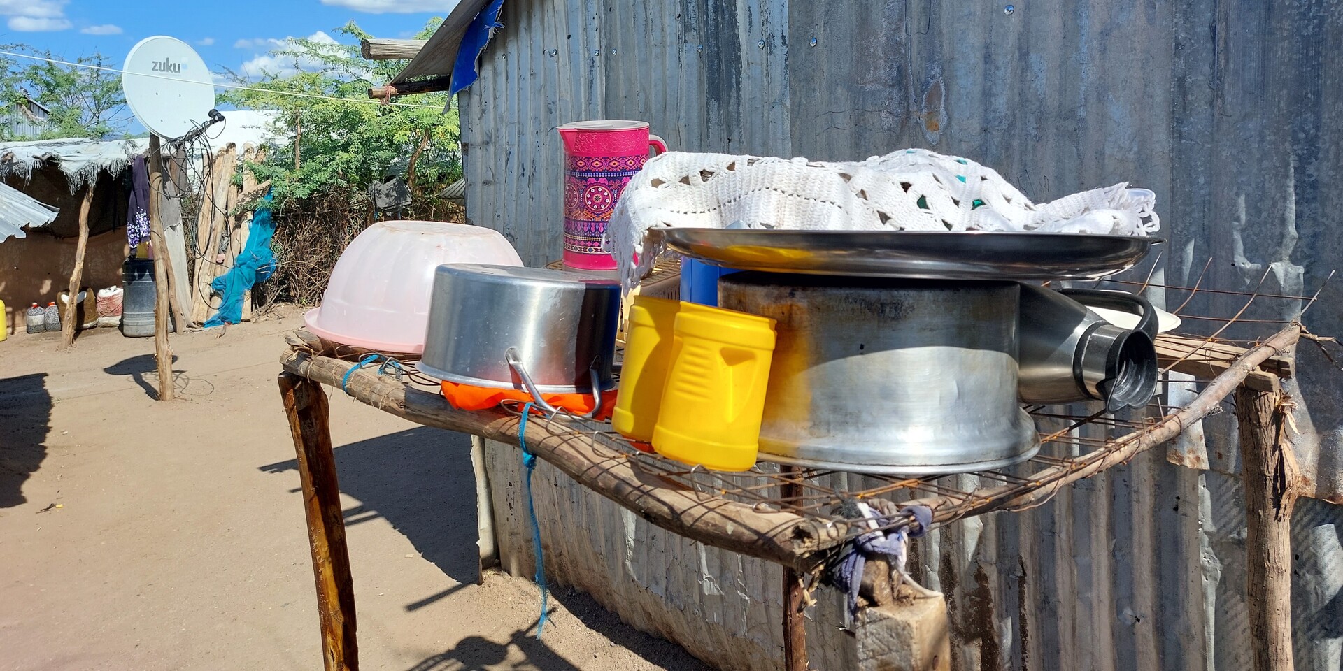Eine Hütte im Camp in Kakuma, davor Kochgeschirr