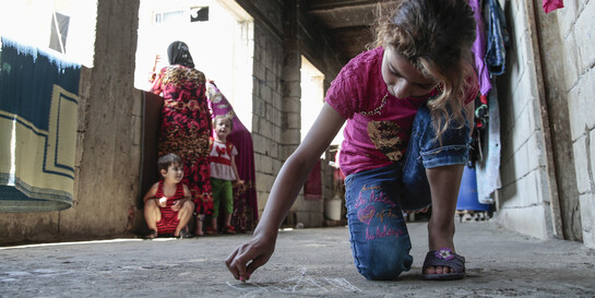 Ein Mädchen in einer Unterkunft für Flüchtlinge aus Syrien