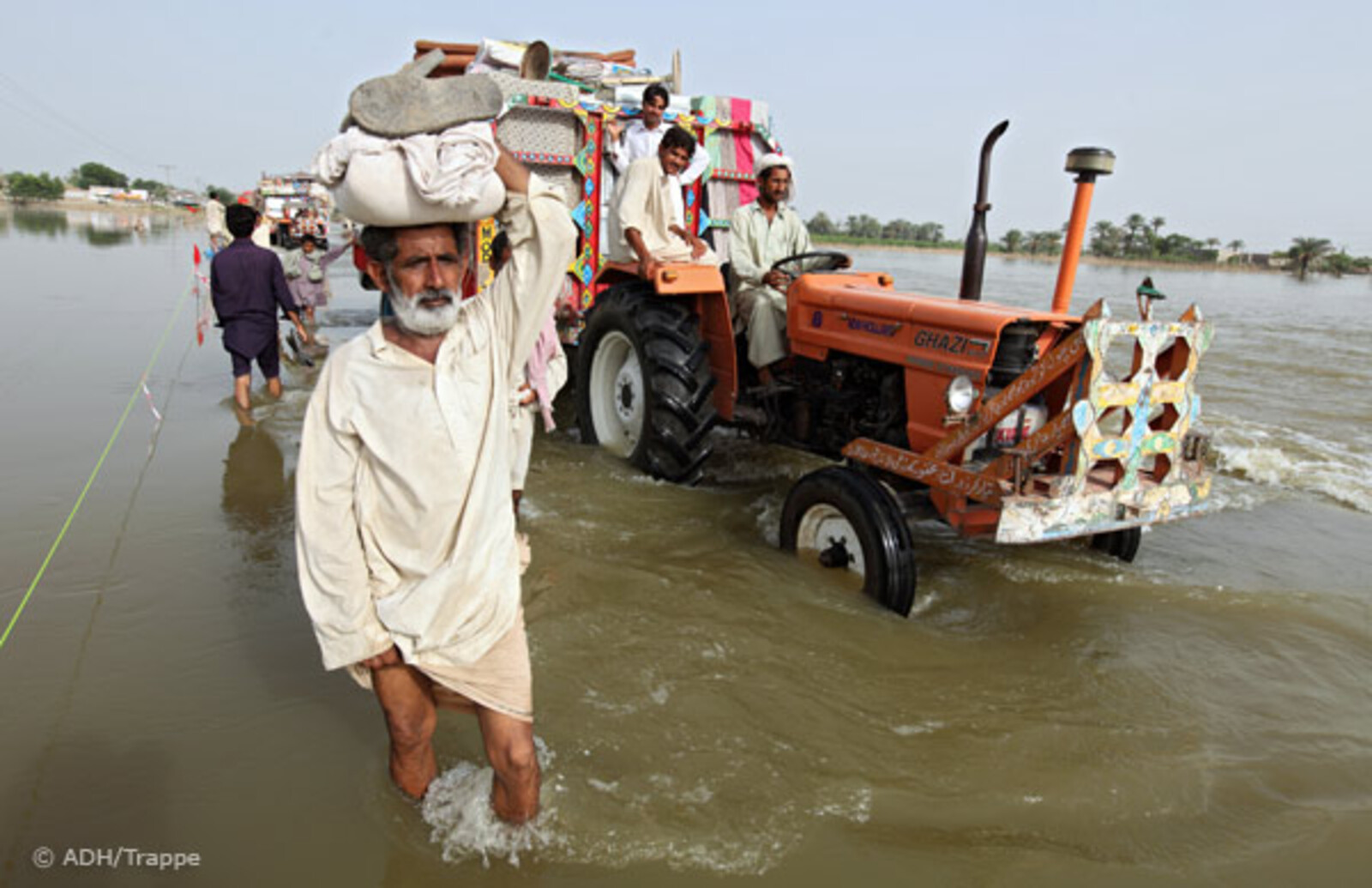 Flut Pakistan: Flüchtlinge mit Traktor