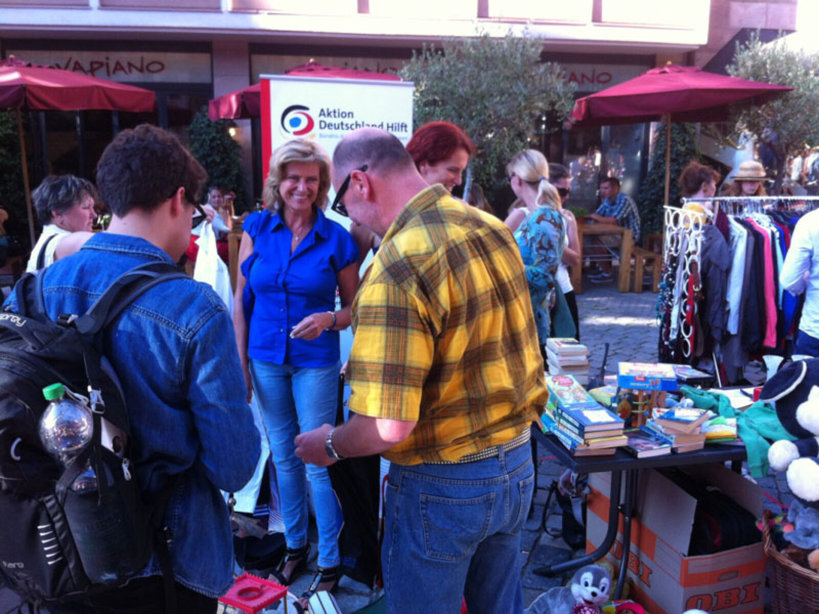 zuvor hatte Sie auf einem Flohmarkt in der Nürnberger Innenstadt Anziehsachen, Spielzeug, Bücher & Co. zugunsten von Aktion Deutschland Hilft verkauft