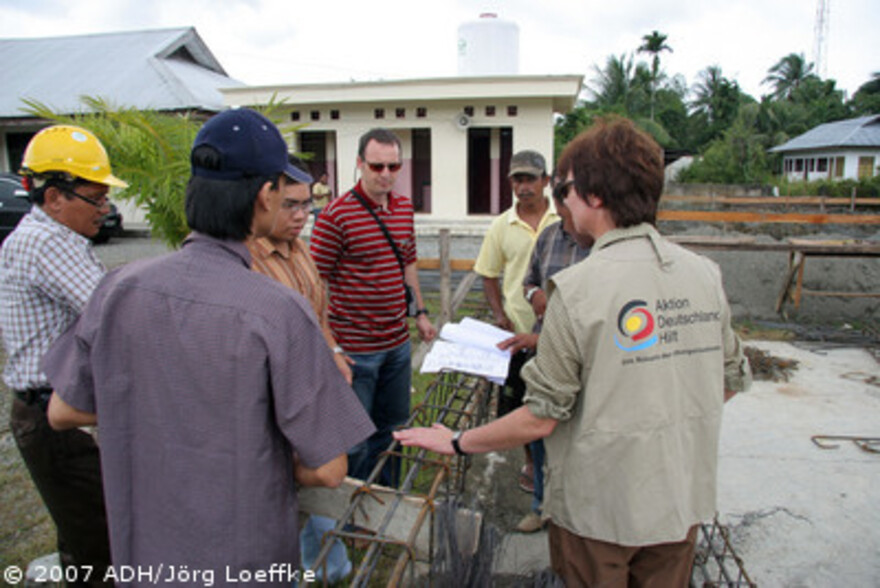 Tsunami-Hilfe Indonesien: Marc Andre Hensel,Projekt Coordinator von ADRA, und Manuela Roßbach, Aktion Deutschland Hilft, auf der Baustelle