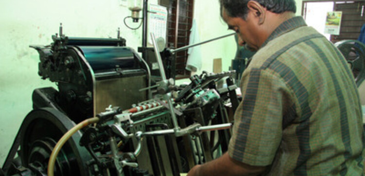 Tsunami-Hilfe Indien: Drucker beim Einrichten der Druckerpresse