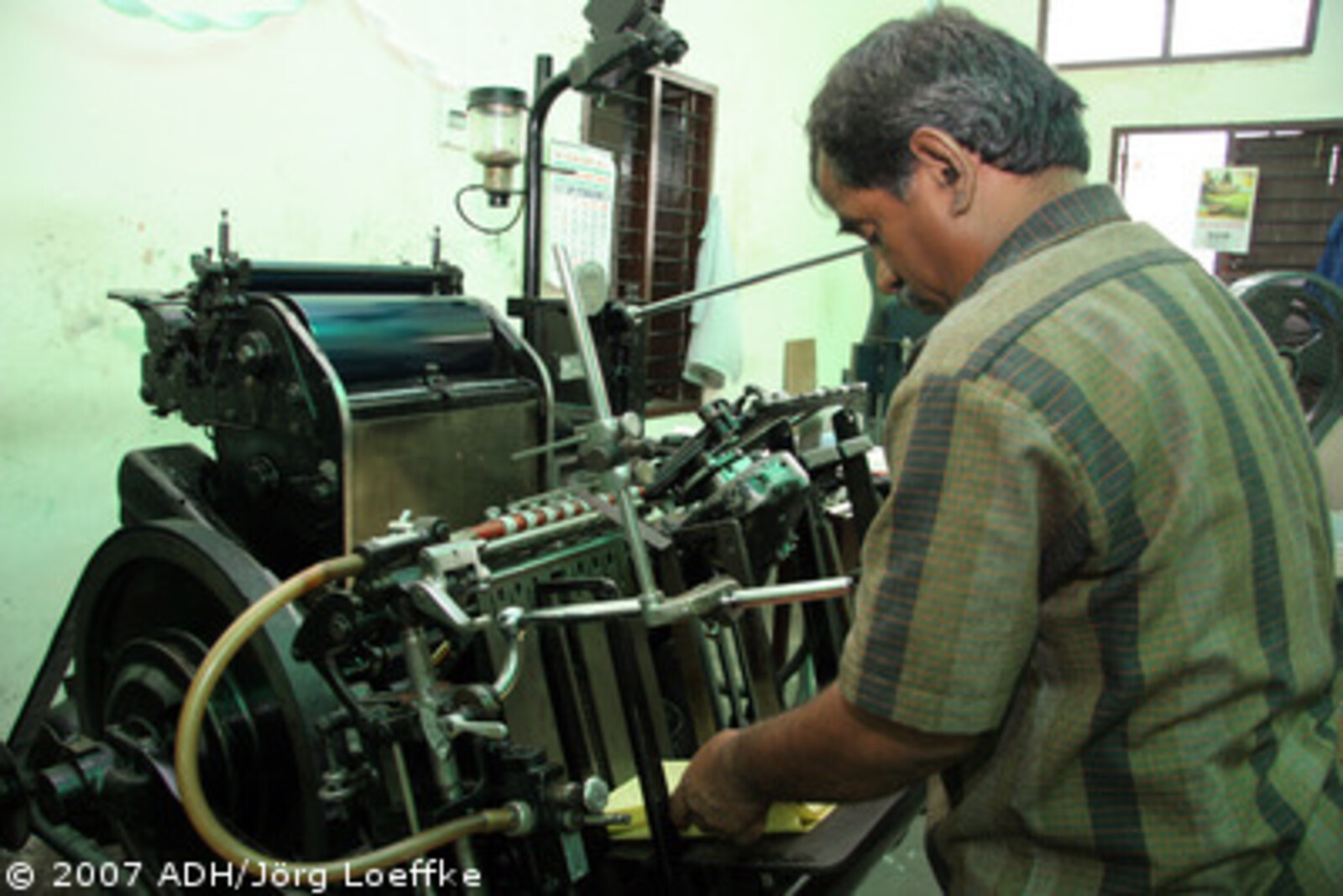 Tsunami-Hilfe Indien: Drucker beim Einrichten der Druckerpresse