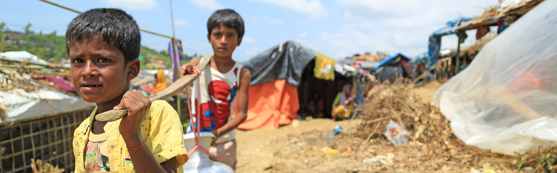 Spielende Kinder in einem Flüchtlingslager in Bangladesch