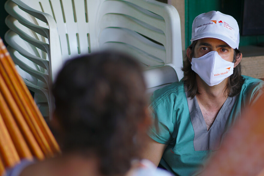 Der Arzt Rogelio Alejandro Peraza Sosa bei einem Hausbesuch im Amazonas Der Arzt Rogelio Alejandro Peraza Sosa bei einem Hausbesuch im Amazonas