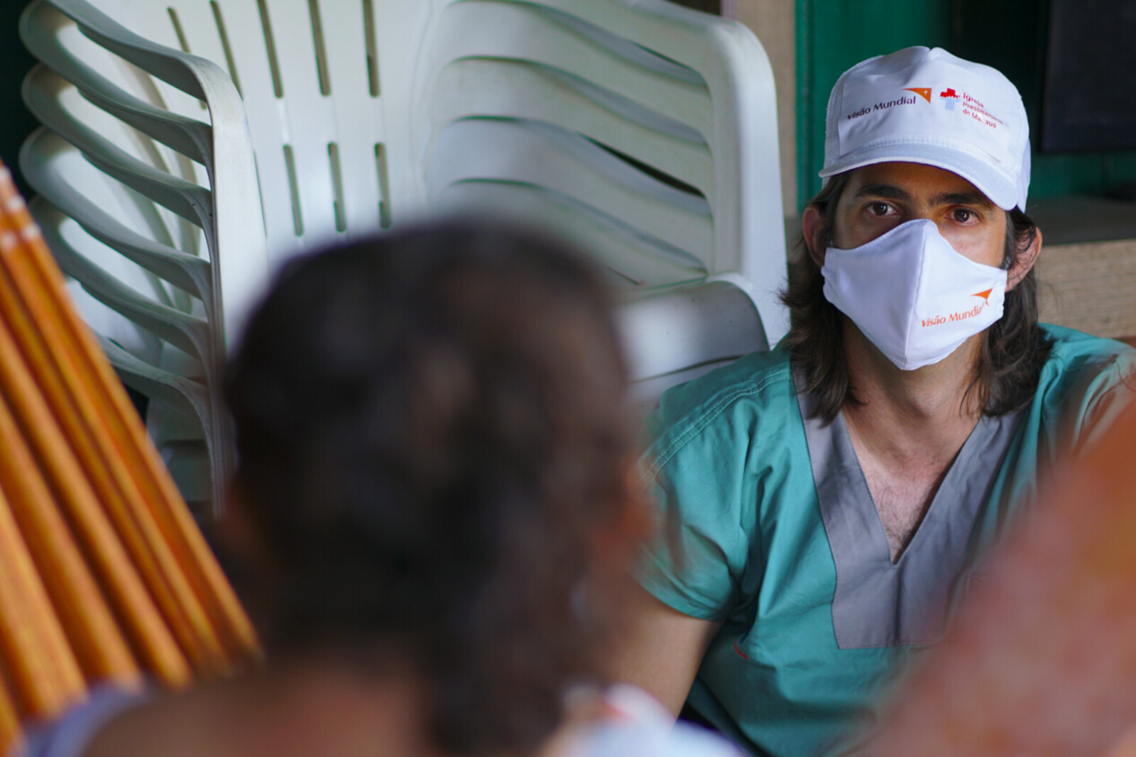 Der Arzt Rogelio Alejandro Peraza Sosa bei einem Hausbesuch im Amazonas Der Arzt Rogelio Alejandro Peraza Sosa bei einem Hausbesuch im Amazonas