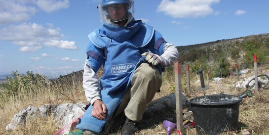 Ein Entminer von Handicap International im Einsatz (Archivfoto)