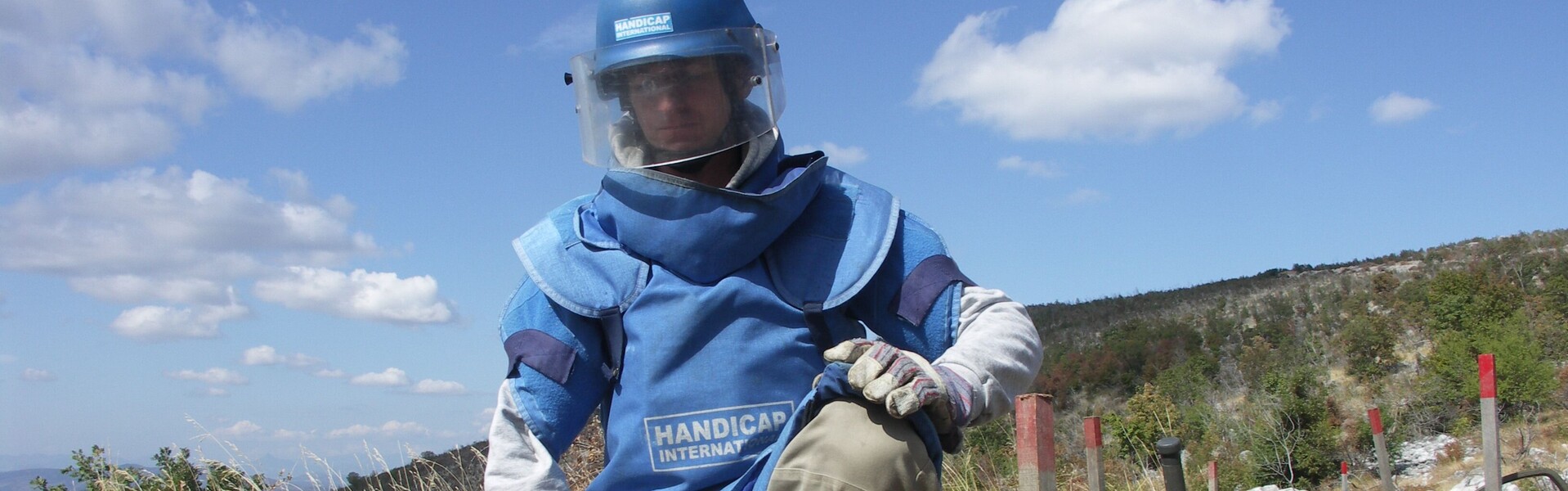 Ein Entminer von Handicap International im Einsatz (Archivfoto)