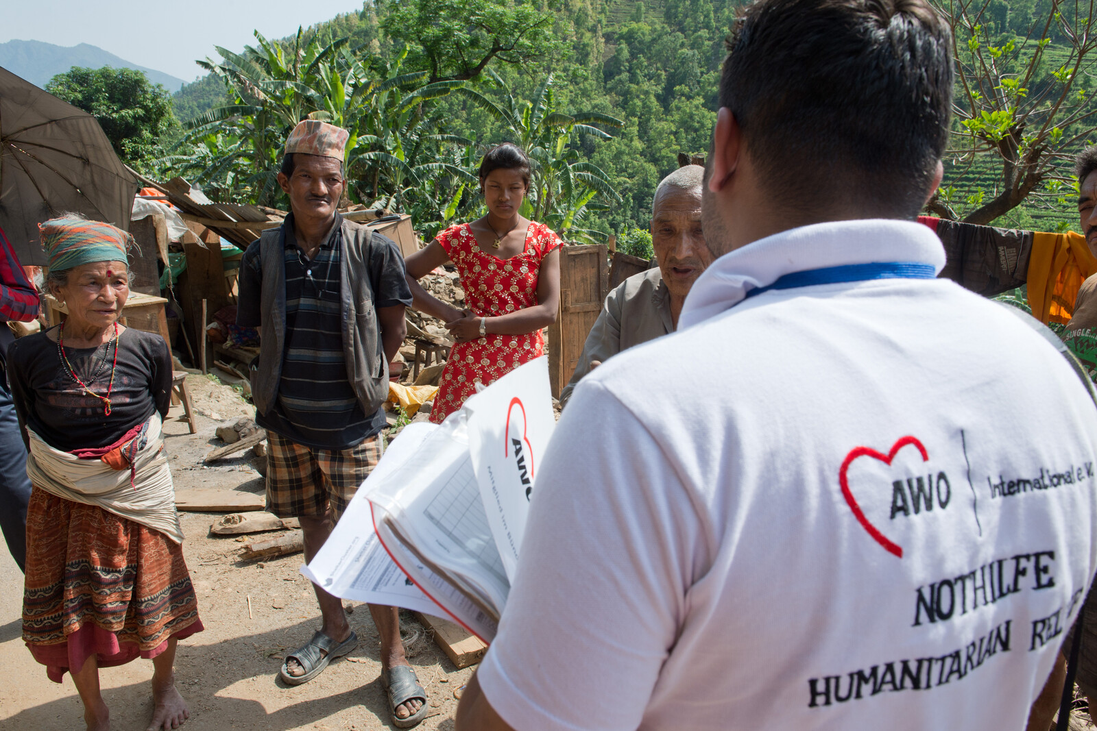 Helfer von AWO sind vor Ort in einem Dorf in Nepal nach dem Erdbeben.