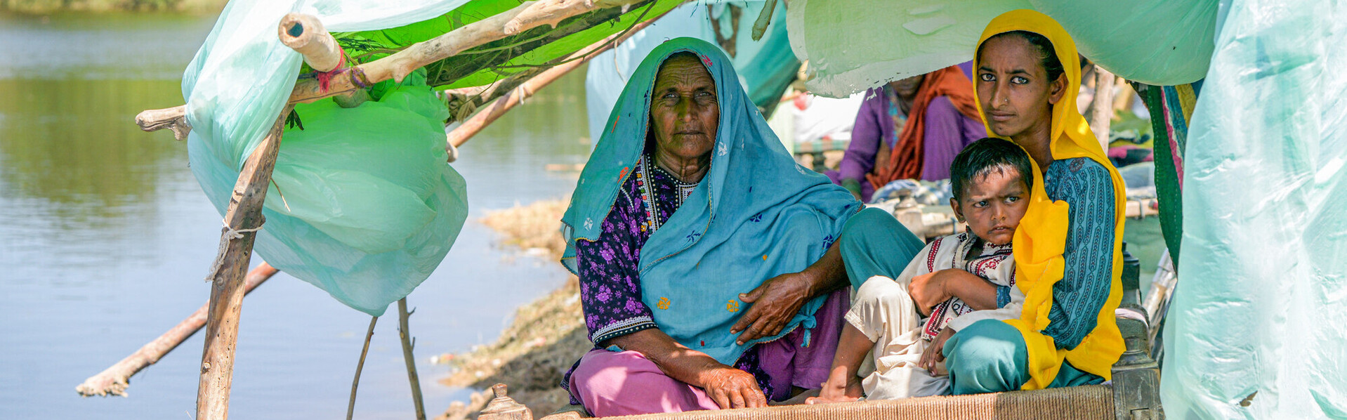 Eine Familie hat sich vor den Fluten in Pakistan gerettet 