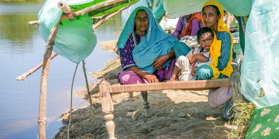 Eine Familie hat sich vor den Fluten in Pakistan gerettet 