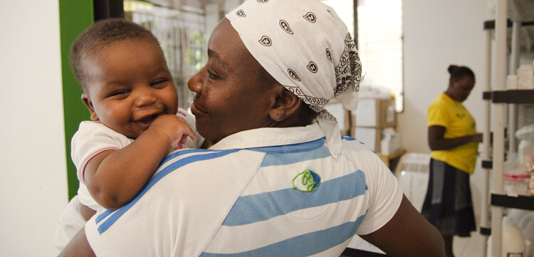 Frau und Kind in Haiti bei der Medikamentenausgabe Frau und Kind in Haiti bei der Medikamentenausgabe