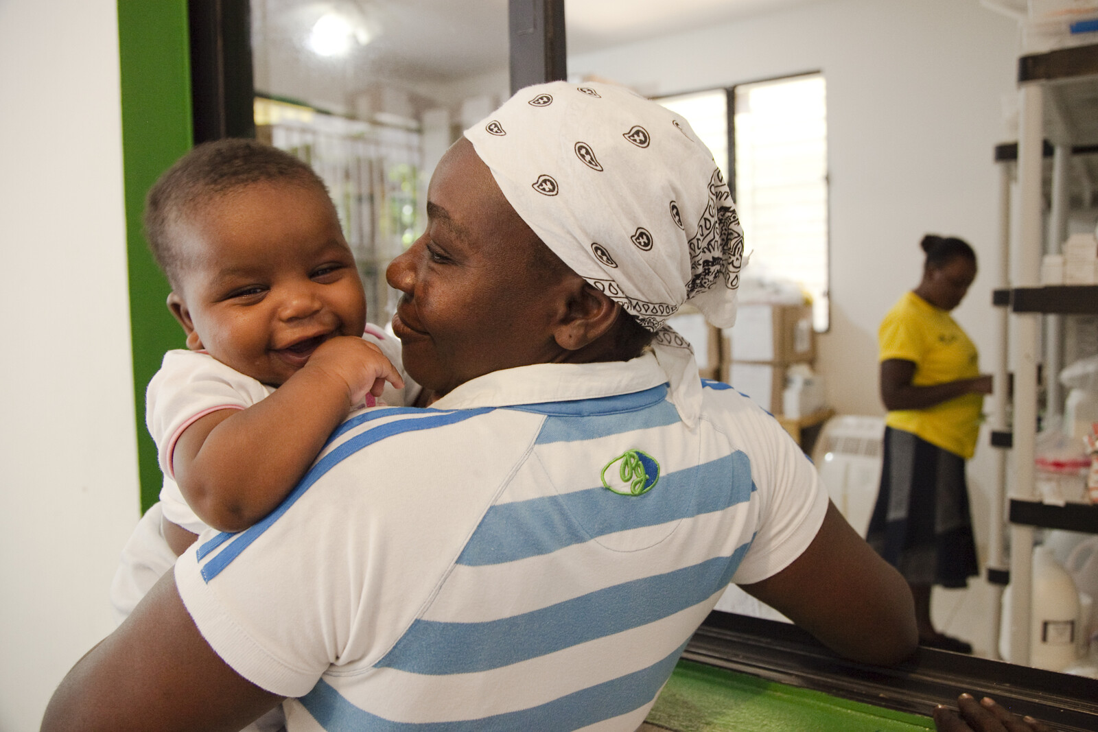 Frau und Kind in Haiti bei der Medikamentenausgabe