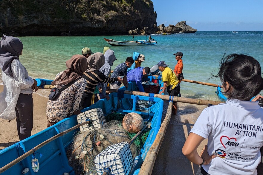 Menschen auf einer Insel in Indonesien proben die Evakuierung mit dem Boot Menschen auf einer Insel in Indonesien proben die Evakuierung mit dem Boot