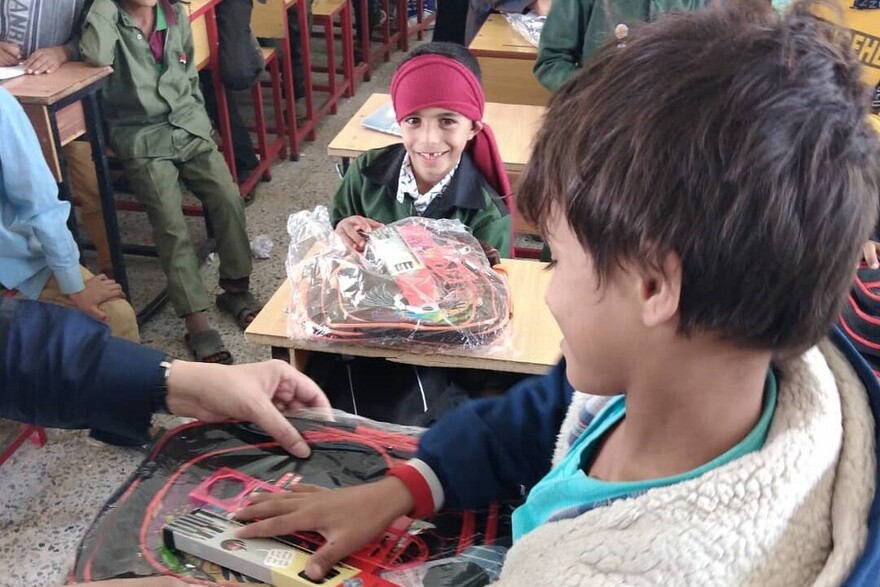 In einer Schule im Jemen erhalten Kinder Stifte und Ranzen In einer Schule im Jemen erhalten Kinder Stifte und Ranzen