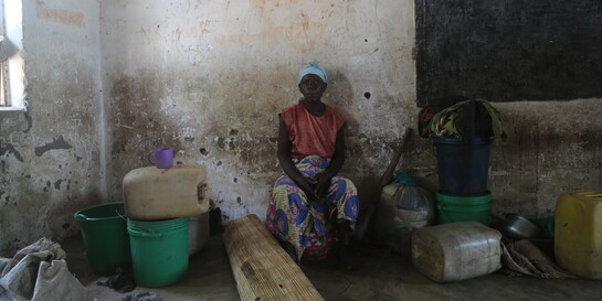 Eine von Zykon Idai betroffene Frau in Südostafrika