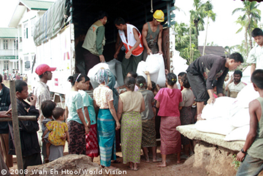 Zyklon Myanmar: World Vision verteilt Hilfsgüter