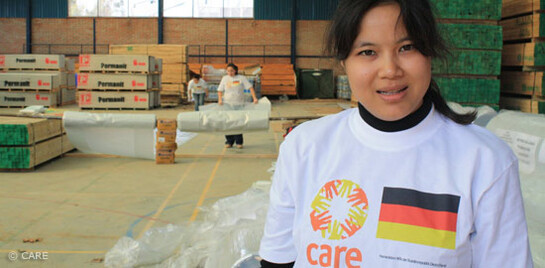 Erdbeben Chile: CARE-Helferin in einer Halle
