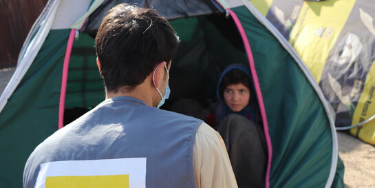 Helfer von der Hilfsorganisation Help unterstützen geflüchtete afghanische Familien, Copyright Help – Hilfe zur Selbsthilfe