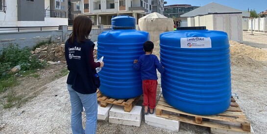 Die Hilfsorganisation LandsAid hat Wassertanks in die türkische Erdbebenregion geliefert