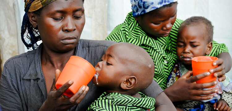 Zwei Mütter füttern ihre Kinder in der DR Kongo. Zwei Mütter füttern ihre Kinder in der DR Kongo.