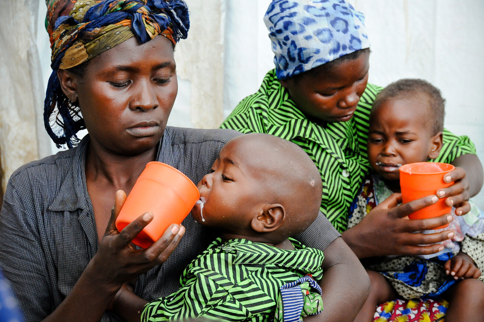 Zwei Mütter füttern ihre Kinder in der DR Kongo.