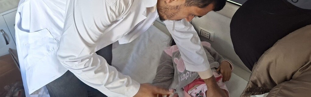 Ein Arzt behandelt ein Kleinkind in einer medizinischen Einrichtung am Grenzübergang zwischen Syrien und dem Libanon Ein Arzt behandelt ein Kleinkind in einer medizinischen Einrichtung am Grenzübergang zwischen Syrien und dem Libanon