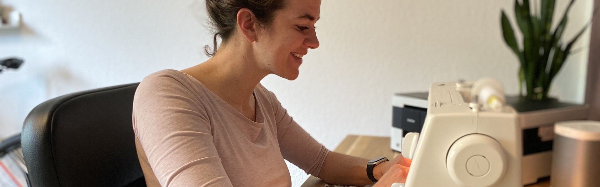 Spendenaktion des Monats: Maike aus Frankfurt beim Nähen von Schutzmasken