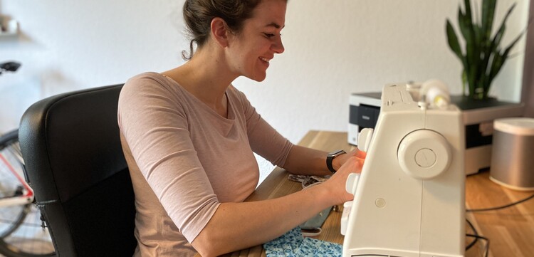 Spendenaktion des Monats: Maike aus Frankfurt beim Nähen von Schutzmasken Spendenaktion des Monats: Maike aus Frankfurt beim Nähen von Schutzmasken