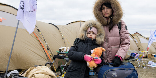 Eine Frau und ihr Kind sind aus der Ukraine geflohen
