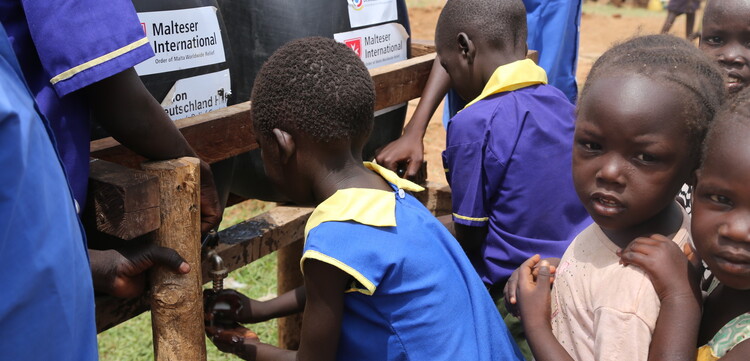 Kinder im Südsudan lernen, wie sich sich richtig die Hände waschen Kinder im Südsudan lernen, wie sich sich richtig die Hände waschen
