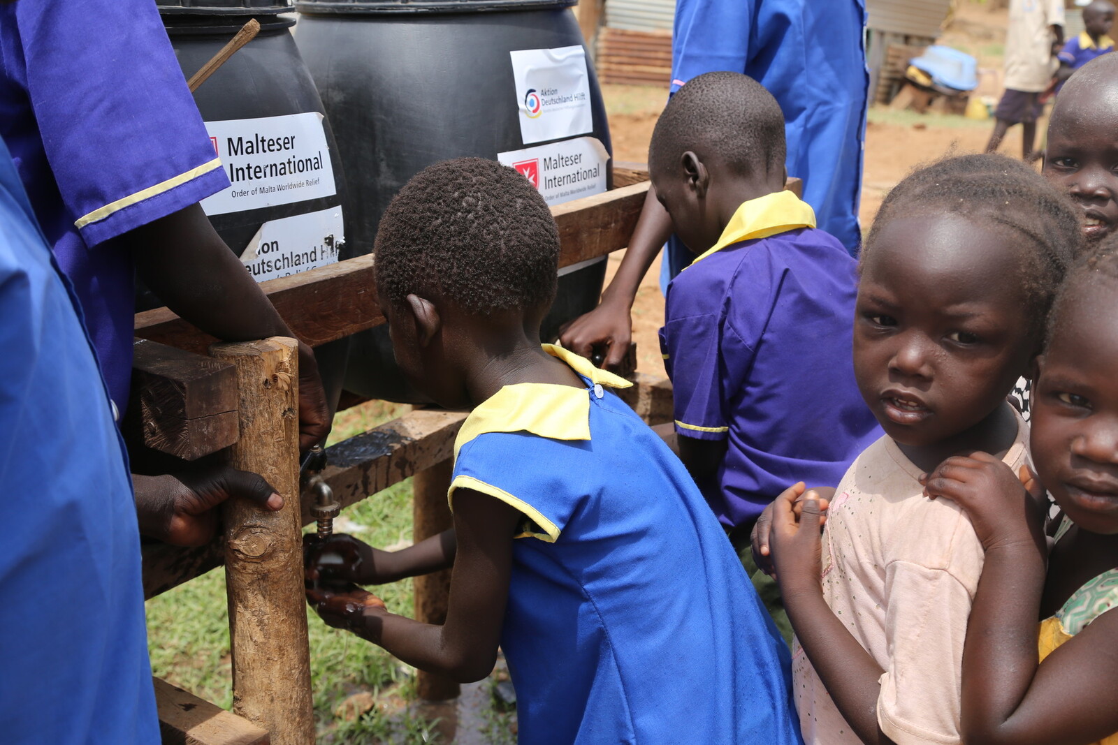 Kinder im Südsudan lernen, wie sich sich richtig die Hände waschen