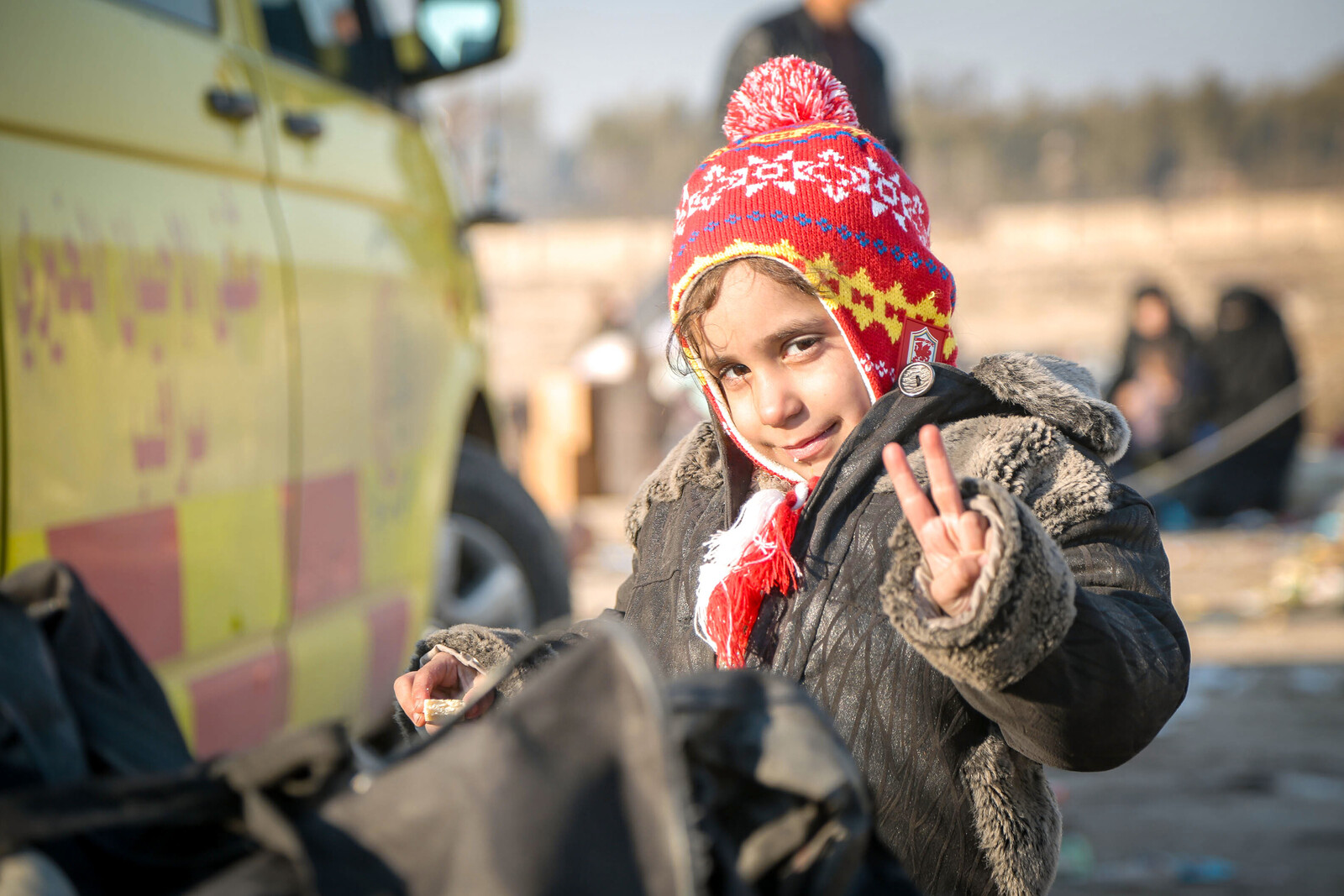 Ein Mädchen aus Syrien freut sich nach der Evakuierung aus Aleppo.