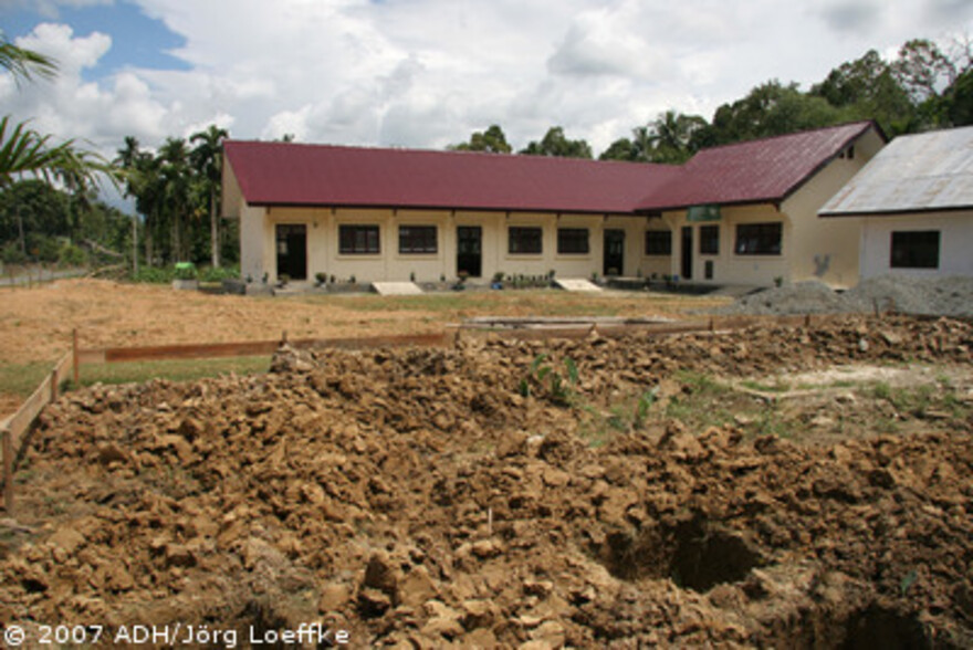 Tsunami-Hilfe Indonesien: die Schule von Krueng Manggi mit der Baustelle für das neue Schullaboratorium