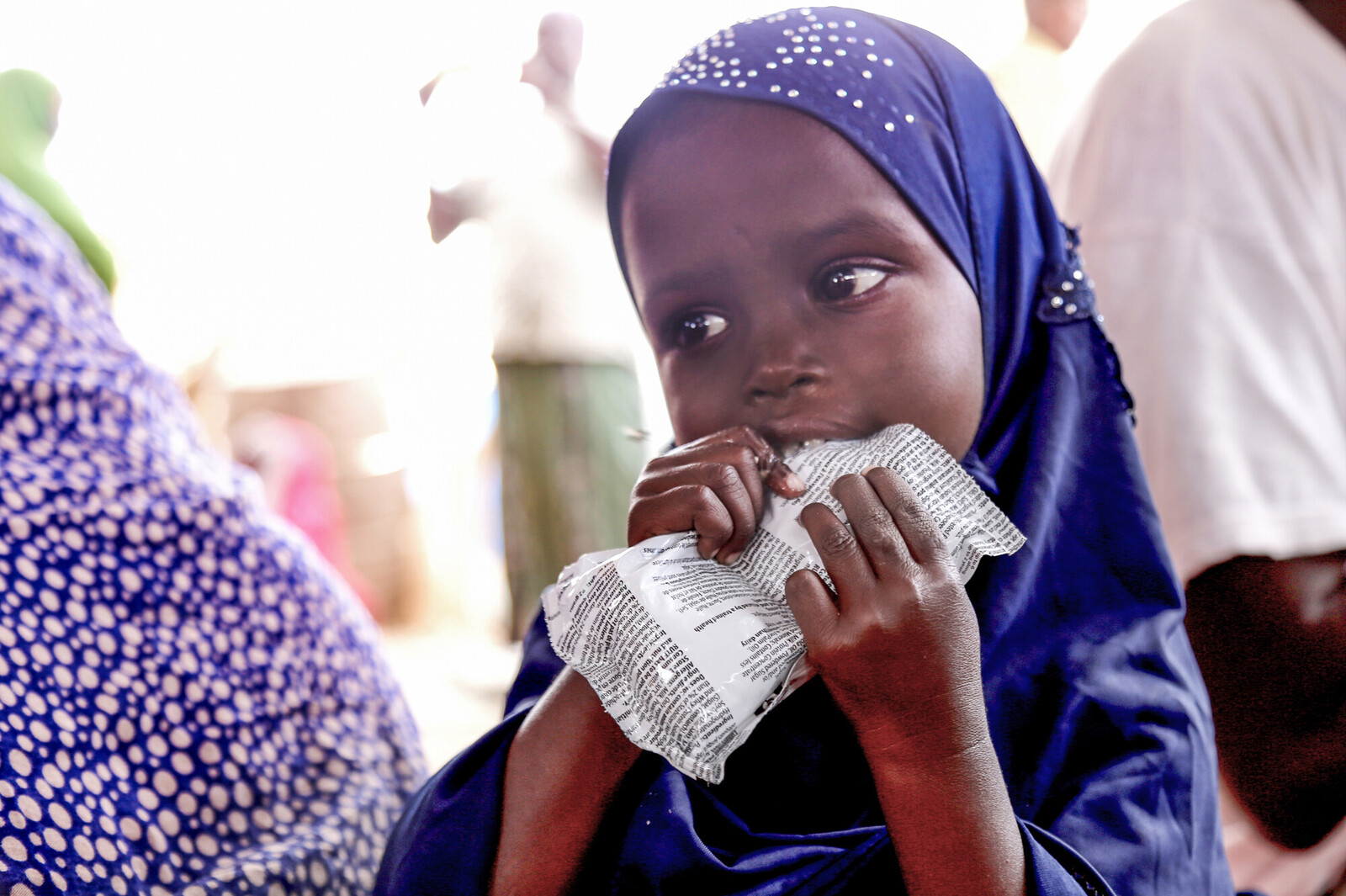 Ein Mädchen in Somalia, Afrika, mit der Notfallnahrung Plumpy Nut