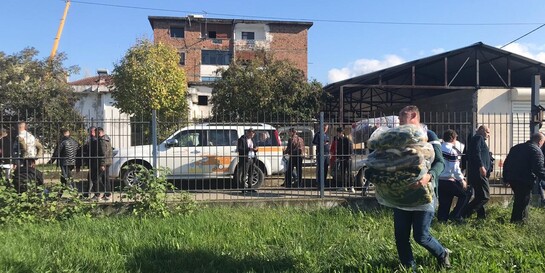 Nothelfer bringen den Erdbebenopfern Decken.