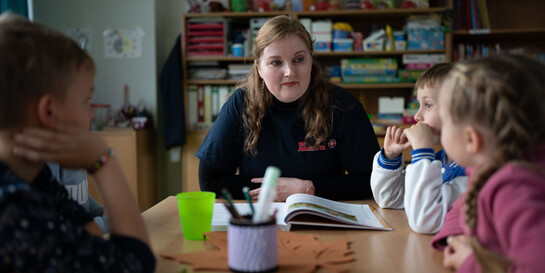 Eine Helferin der Johanniter betreut geflüchtete Kinder aus der Ukraine