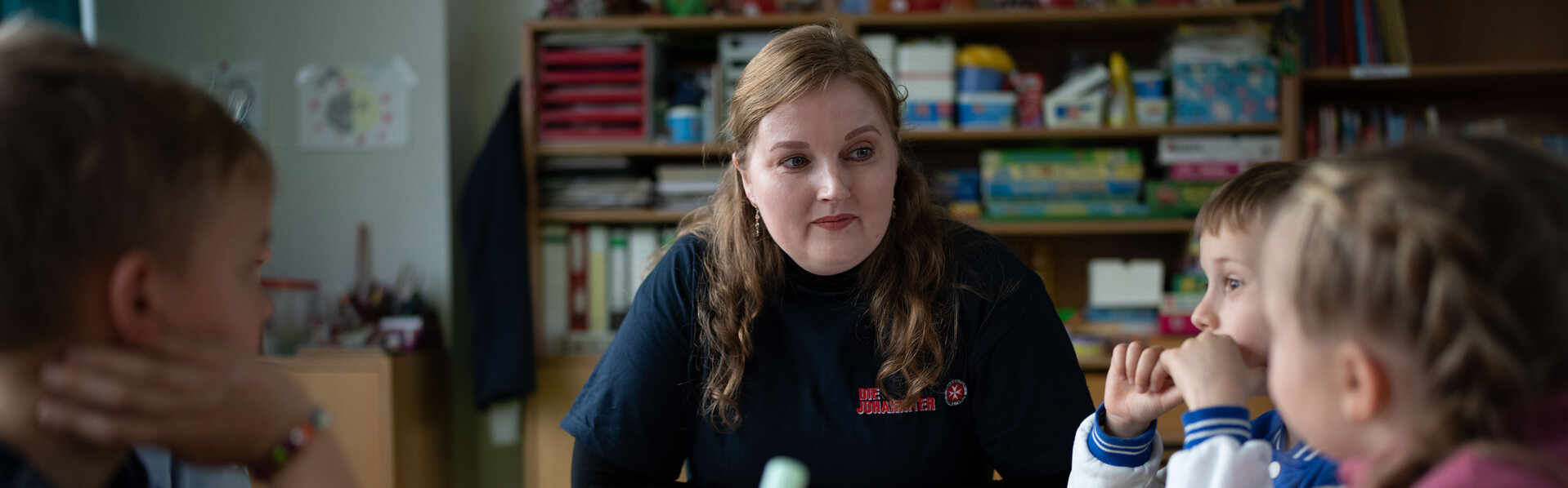 Eine Helferin der Johanniter betreut geflüchtete Kinder aus der Ukraine