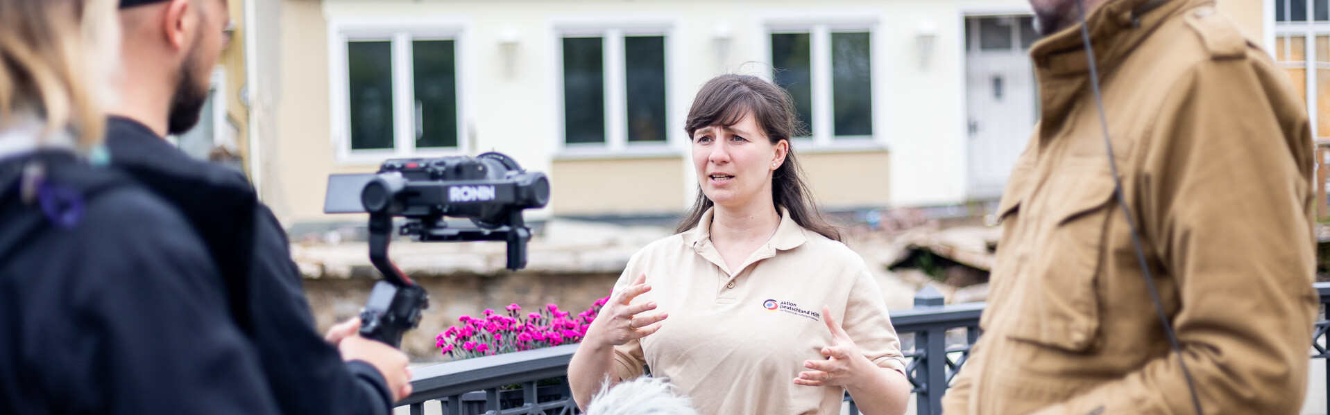 Eine Mitarbeiterin von Aktion Deutschland Hilft wird von Medienpartnern interviewt.
