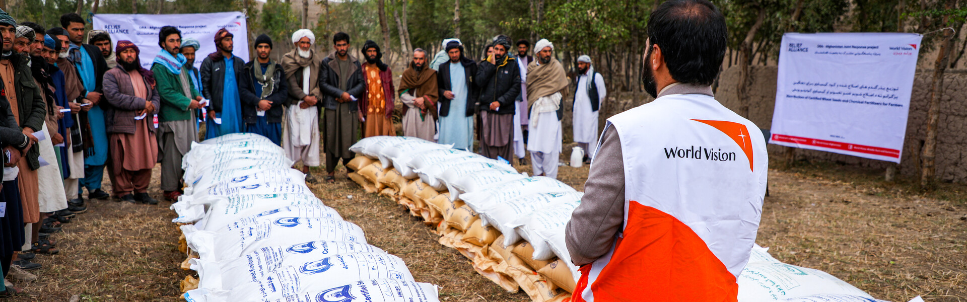 Ein Helfer von World Vision bei einer Lebensmittelverteilung in Afghanistan
