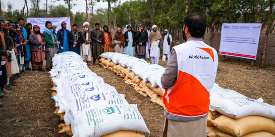 Ein Helfer von World Vision bei einer Lebensmittelverteilung in Afghanistan