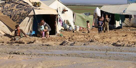 Im syrischen Idlib leben Eltern mit ihren Kindern im Dreck und notdürftigen Behausungen 