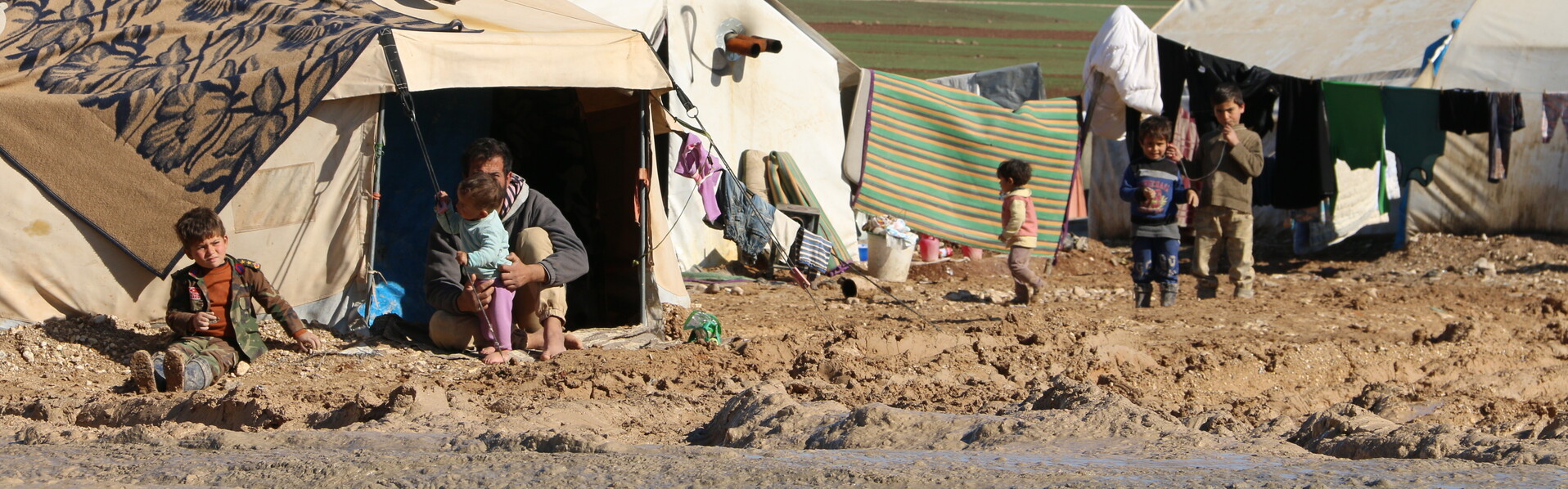 Im syrischen Idlib leben Eltern mit ihren Kindern im Dreck und notdürftigen Behausungen 