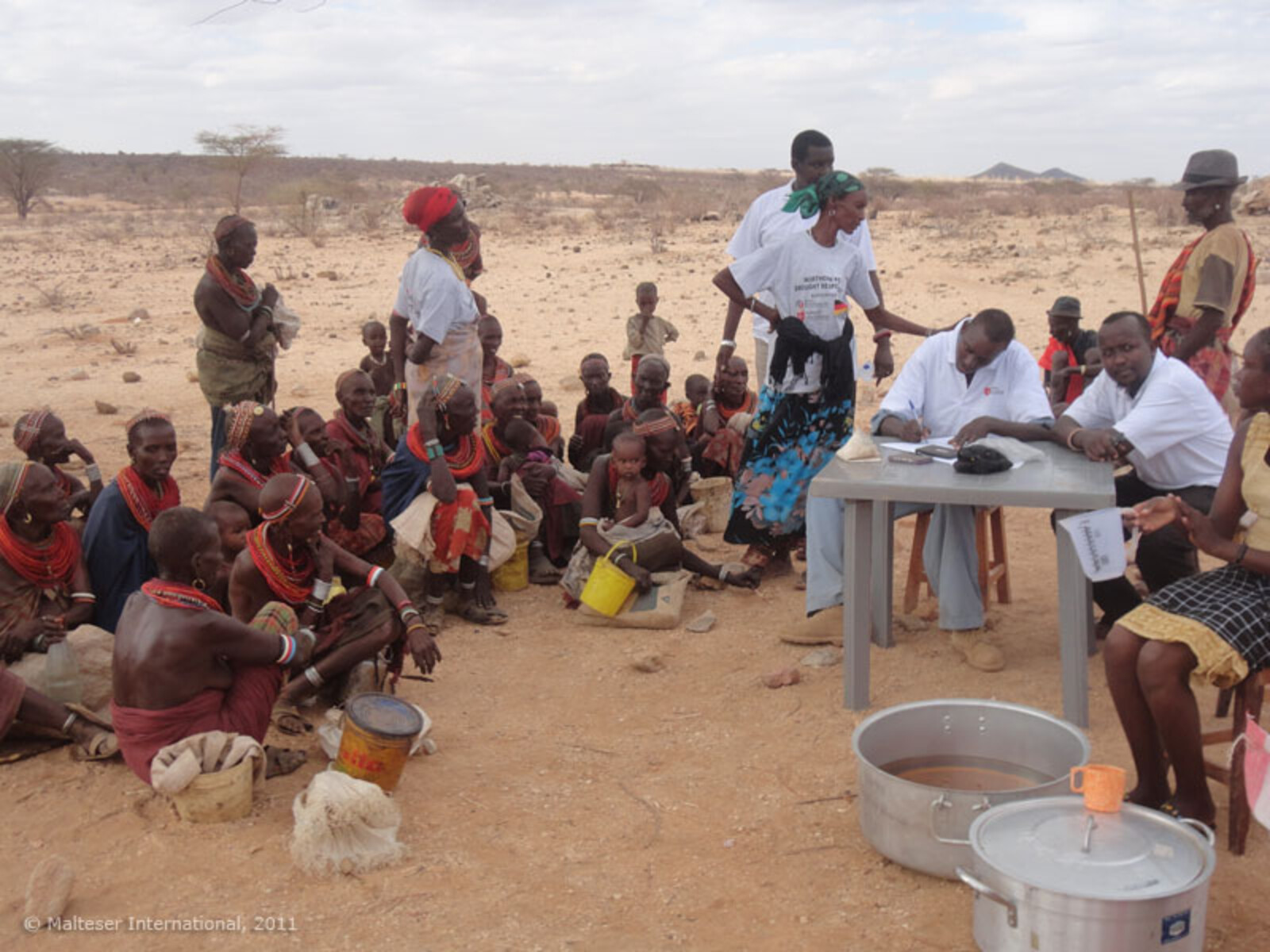 Im Marsabit Distrikt in Kenia arbeitet Malteser International eng mit der Erzdiozöse Marsabit zusammen. Die Verteilung von Lebensmitteln und Medikamenten sowie die Zubereitung und Bereitstellung von Aufbaunahrung für Kleinkinder aus Milchpulver gehört zu