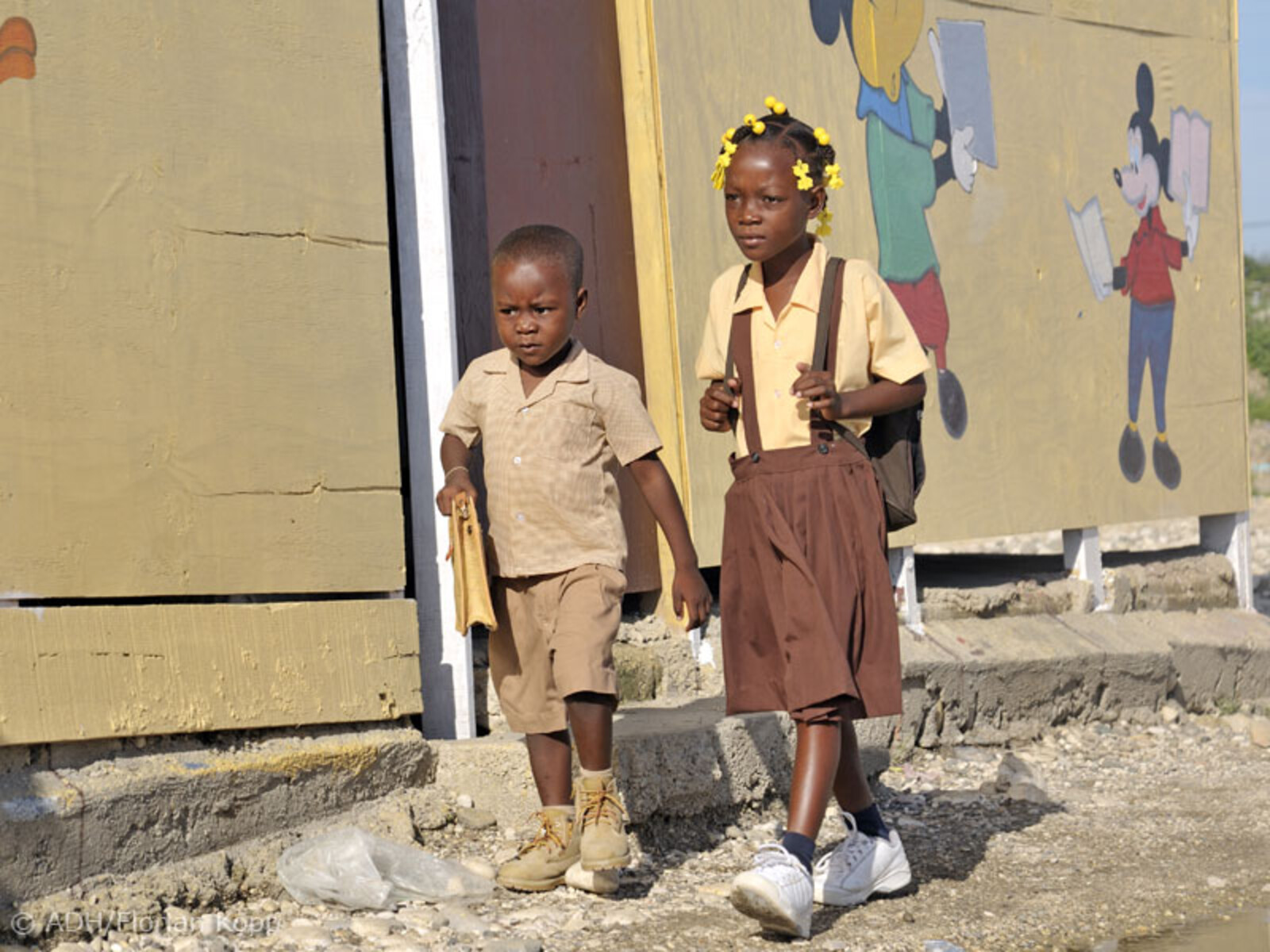 Kinder auf dem Weg in den ADH/AWO-Kindergarten