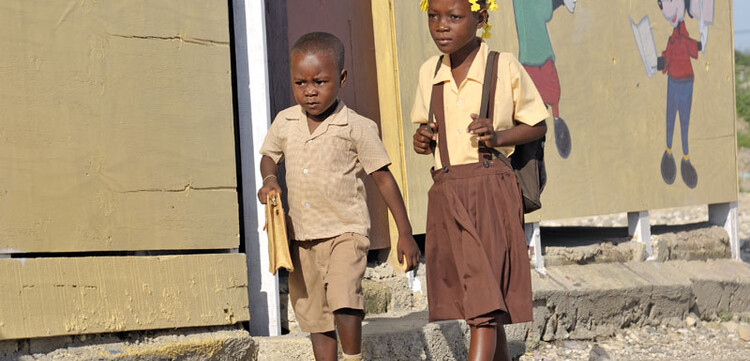 Kinder auf dem Weg in den ADH/AWO-Kindergarten