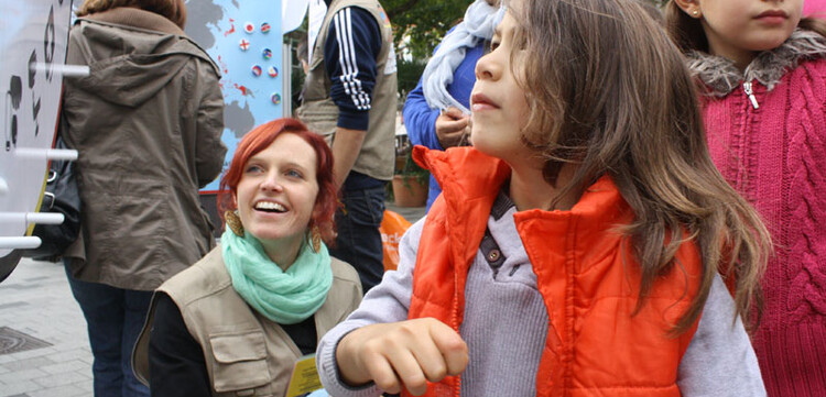 Besonders für die kleinen Besucher war die bunte Drehscheibe ein Highlight Besonders für die kleinen Besucher war die bunte Drehscheibe ein Highlight