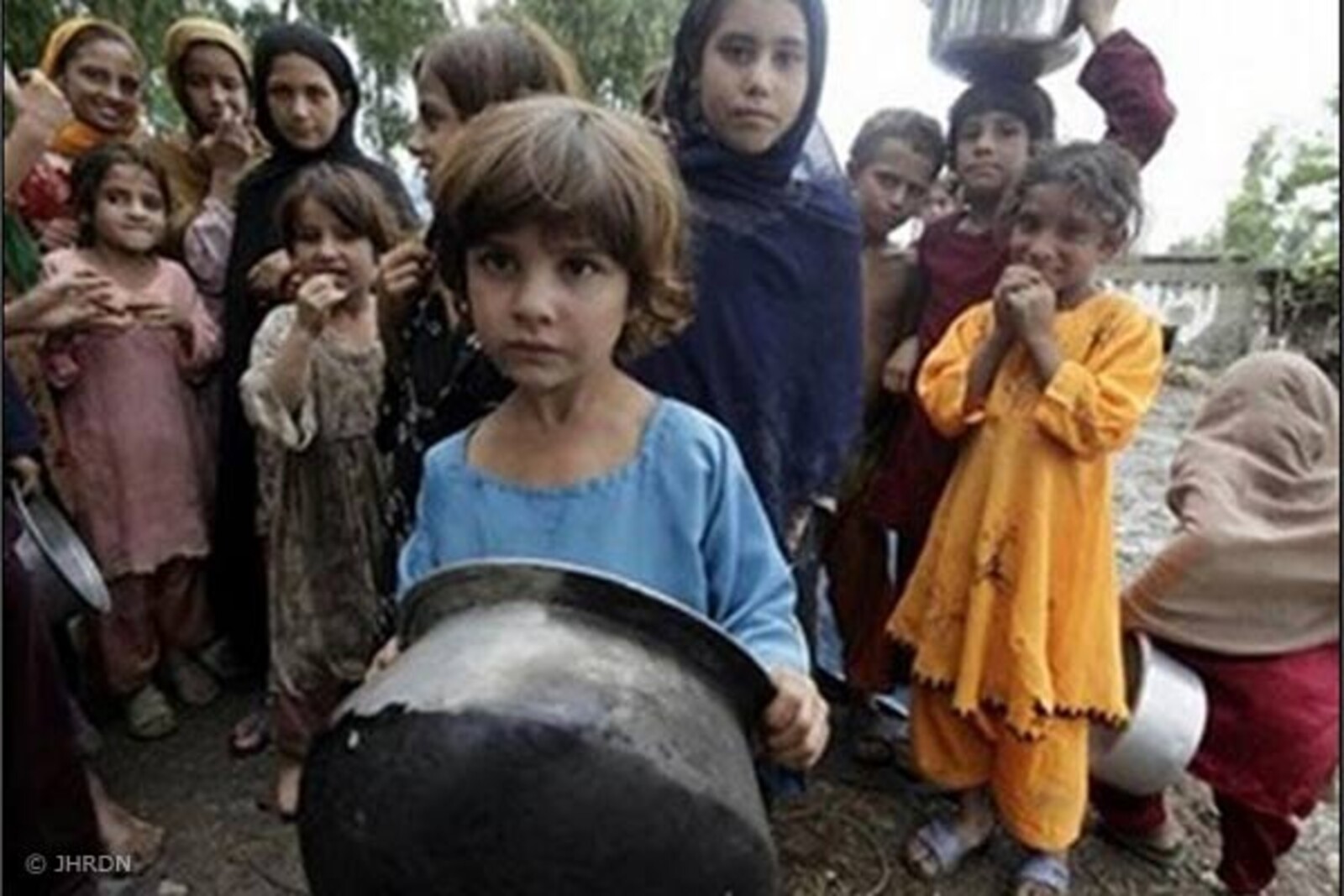 Flut Pakistan: Kinder im Charsada District